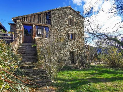 Exclusief in Beaumont (07110), in het hart van het Parc des Monts d'Ardèche, op 27 minuten van Joyeuse, bied ik je deze prachtige gehuchtboerderij met een rijke geschiedenis, omringd door 1,5 hectare kastanje- en olijfbomen. Twee prachtige gîtes zijn...