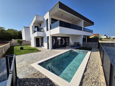 Location: Primorsko-goranska županija, Malinska-Dubašnica, Malinska. Neubau, Doppelhaushälfte mit Pool und Garten - Malinska, Insel Krk Das Haus hat eine Fläche von 156 m2 und erstreckt sich über das Erdgeschoss und den ersten Stock. Im Erdgeschoss i...