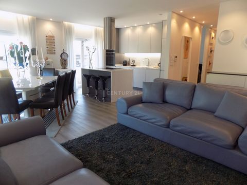 Semi-new 2-bedroom apartment in a recent urbanization, located in a prominent area of Lourinhã. It comprises an open-plan living room and kitchen, with a balcony overlooking the entire area, a suite and a spacious bedroom with built-in closets, a gue...