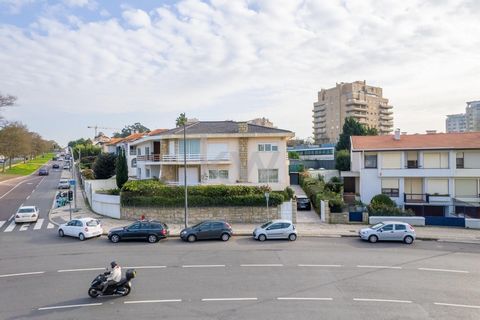 In one of the most emblematic and coveted areas of Foz do Douro, we find this house of architecture of the 70s, built by 