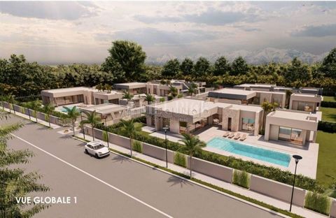 Le Meurice Immobilier bietet Ihnen diese herrliche Villa von 1350m² an der prestigeträchtigen Route de l'Ourika, die ein einzigartiges und ruhiges Wohnumfeld bietet und gleichzeitig in der Nähe aller Annehmlichkeiten und Attraktionen von Marrakesch l...