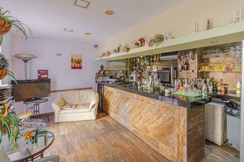 ¡No pierda la oportunidad única de ser propietario de un exitoso bar en pleno corazón de la zona turística de La Fossa, en Calpe! El bar 