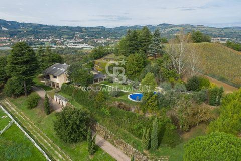 Herrenhaus zum Verkauf in Sasso Marconi Wir bieten zum Verkauf eine wunderschöne Villa in Sasso Marconi, in der ruhigen und grünen Gegend von Vizzano. Das Anwesen befindet sich in ausgezeichnetem Erhaltungszustand und umfasst eine Gesamtfläche von 80...