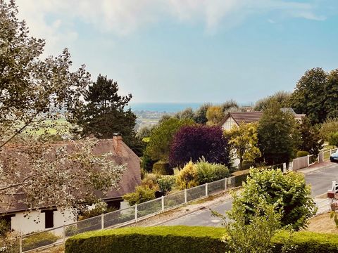 XXXX NORMANDIË IMMOBILIER VILLERS-SUR-MER XXXX BLONVILLE, in een gewilde omgeving dicht bij het strand en winkels, aan de corniche, paviljoen met 6 kamers uit de jaren 80 opgetrokken op een complete kelder gelegen op een perceel van 970 m2. In absolu...