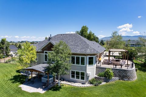 ¡Bienvenido a su retiro de ensueño en Corvallis, MT! Ubicada al final de un sereno callejón sin salida, esta elegante y espaciosa casa de 5 dormitorios y 3 baños ofrece la combinación perfecta de vida en el campo y comodidades modernas. Con una exten...