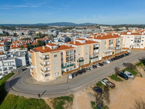 Zeer ruim en licht appartement met één slaapkamer, ideaal gelegen in Lagos. Dit appartement bevindt zich op een centrale locatie in een rustige woonwijk, op korte afstand van supermarkten, restaurants, diverse voorzieningen en stranden. Het apparteme...