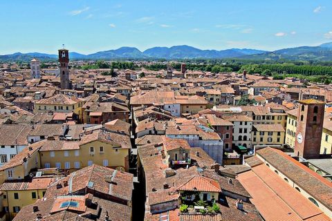 Un appartamento caratteristico ubicato in pieno centro storico di Lucca, a pochi passi dalla via principale, Via Fillungo, in posizione ottima per visitare facilmente la città con i suoi bellissimi tesori. Potrete fare delle bellissime passeggiate su...