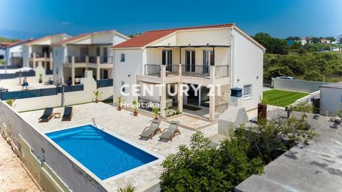 VRSI, CASA CON PISCINA Y JARDÍN, VISTA AL MAR! Le presentamos una casa familiar en Vrsi, ubicada en un tranquilo pueblo dálmata cerca de Zadar, en un nuevo asentamiento rodeado de villas con piscina, con una maravillosa vista al mar. Es una nueva con...