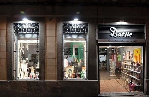 Te presento un local excepcional de 100m² ubicado en una calle peatonal a tan solo 100 metros de La Riera, una de las calles más comerciales de la ciudad. Este local, completamente reformado hace 20 años con un enfoque original para oficina, ofrece c...