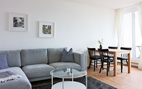 Diese tolle 2-Zimmer-Wohnung überzeugt durch die charmante, skandinavisch inspirierte Einrichtung und ihre tolle Lage mitten in Berlin. Die Wohnung verfügt über einen schönen Balkon, der sowohl von dem Wohnzimmer als auch von der hochwertig eingerich...