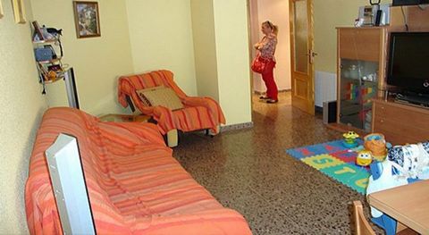 Céntrico apartamento en Almansa en la planta baja se incluye también una plaza de aparcamiento y trastero bajo el edificio de apartamentos Comprende salón cocina despensa lavadero 4 dormitorios 2 baños terraza calefacción mediante radiadores de gas c...