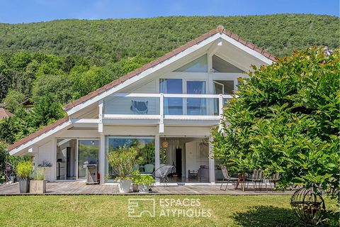 Gelegen in een rustige omgeving op 10 minuten lopen van het meer van Annecy in de stad Sévrier, verleidt dit prachtige architectenhuis in houten frame, van ongeveer 140 m2 op de grond, door de kwaliteit van zijn diensten en zijn locatie. Wit, in de s...