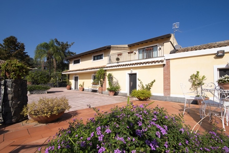 Located on a hill at the foot of the Etna, this estate is located in a strategic position near Taormina Located on a hill at the foot of the Etna, this estate is located in a strategic position near Taormina. The 300 sq m two-storey villa boasts larg...
