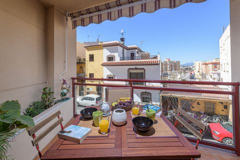 In the center of Fuengirola, one step away from all services and its beautiful beach, we find this cozy apartment for 4 + 1 guests. After a day of shopping and enjoying the beach, the best plan is to relax on the apartment's comfy terrace, which is f...