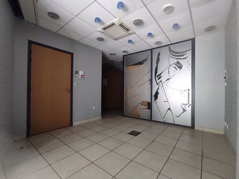 Commercial space of 56 m² accessible to all, with public parking in front. It consists of an entrance hall with 2 rooms, a storage space adjoining a water point and a toilet. Possibility of rearranging easily in order to optimize the surface. Would b...