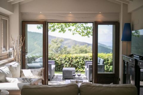 Esta espléndida casa de vacaciones en Cortona, Toscana tiene 3 dormitorios para que 6 personas se mantengan cómodamente. Perfecto para familias, dispone de conexión WiFi gratuita y una piscina con ducha al aire libre y terraza para disfrutar del sol....