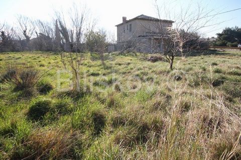 Solin, Sveti Kajo, land of 1349m2 of regular shape with a house of 240 m2 on two floors. The house was built in the 1930s and needs a complete renovation or removal and construction of a new house. It is located in a quiet street, about 2 km from the...