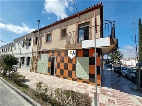 Cette maison de 4 chambres avec une unité commerciale au rez-de-chaussée est située dans la ville historique d'Alcala la Real, dans le sud de la province de Jaen en Andalousie, en Espagne. La propriété en position d'angle est dans un emplacement cent...