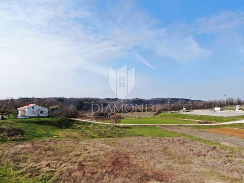 Location: Istarska županija, Pazin, Stari Pazin. Pazin, surroundings, building plot of 3153m2 in a quiet settlement. The land has a secured access road. The property is in an ideal position for living, due to the short distance from all the necessary...