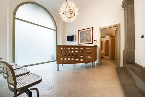 Bergamo - Centrally located in a carefully renovated period building we offer for sale a prestigious office on the ground floor. The property is in excellent condition and consists of six rooms, two bathrooms and a closet, the finishes are of high qu...