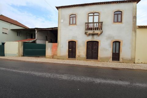 Located in Peral. Old house with 2 floors in the center of the village; with ground floor and 1st floor; ground floor with living and dining room in open space, equipped kitchen, 1 bedroom and a bathroom; 1st floor with 3 bedrooms, one en suite and 1...