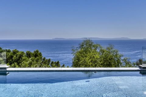In the heart of Rayol-Canadel-sur-Mer, property with panoramic view of the sea, Cap Negre and the Golden Islands This luxury sea view luminous property completely renovated in 2022 with high-end materials offers 5 rooms spread over several floors The...
