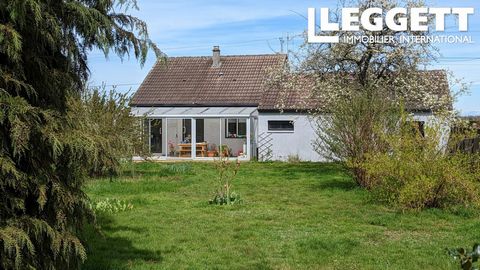 A20586WT36 - In a rural hamlet but just steps away from a bus stop to all facilities, this fully-renovated house is move-in ready. 7 minutes from the historic village of Sainte-Sévère-sur-Indre, with its schools, doctors, pharmacy, vets, boulangerie,...