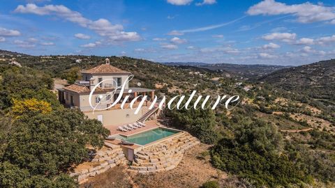 Full of light and large property located at the end of a quiet and secluded cul-de-sac with natural environment. The majestic entrance to this 3-bedroom property, built across two floors, with Santa Catarina ceilings and classical beauty, is highligh...