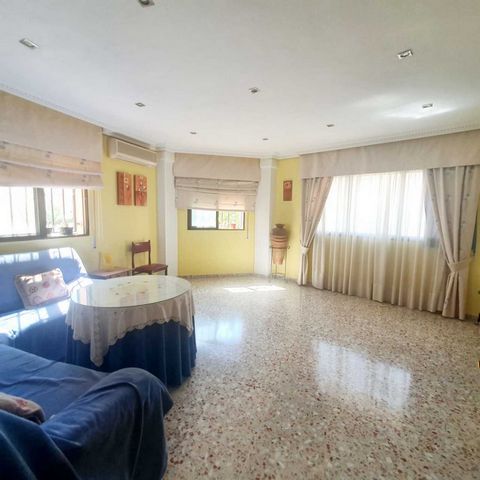 APARTMENT IN LA NUCIA Centrally located apartment in La Nucia, in front of the park, close to the Specialities Centre, the post office, schools and high school, 5 minutes walk to the centre of La Nucia. The flat is distributed in an entrance, a long ...