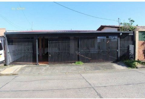 For sale detached house, Centrally located with direct access to the José Agustín Arango and Domingo Díaz roads. A few meters from entrances to the North and South Corridors, close to the Metromall and Los Pueblos Shopping Centers and the Metro Stati...