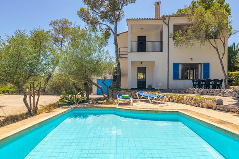Comfy apartment with shared pool in Portopetro. It sleeps 5 people. Outside our guests can enjoy the refreshing chlorine pool which they share with the neighbour on the upper floor. It measures 6 x 4 metres and the depth ranges from 1 to 1.4 metres. ...