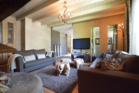 Dieses schöne Bauernhaus befindet sich in Alphen in Nordbrabant. Das Haus hat eine warme Einrichtung mit schönen Details. Sie finden hier ein luxuriöses Wohnzimmer, eine geräumige Küche, ein Esszimmer, 7 Schlafzimmer und 4 Badezimmer. Es bietet Platz...