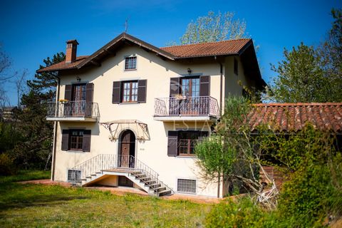 The Antica Villa Gagia, surrounded by approximately 2 hectares of land, is arranged over three floors: on the mezzanine floor there is a large living room with dining room, kitchen and a bathroom; the basement is currently made up of utility rooms, a...
