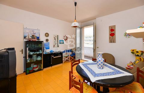 PORTO CESAREO Op slechts 100 meter van de kristalheldere zee van de Ionische kust, in een van de meest gewilde toeristische locatie van Salento, bieden wij te koop twee appartementen te koop, beide gelegen op de eerste verdieping van een klein gebouw...