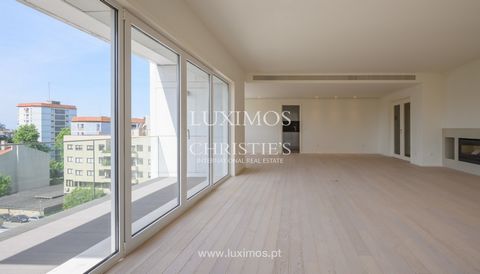 Apartamento de tipologia T3 , para venda , na área nobre da zona oriental da cidade do Porto . Imóvel , com layout funcional e áreas amplas, com acabamentos de grande qualidade que acrescentam elementos de sofisticação e bem-estar, como as janelas du...