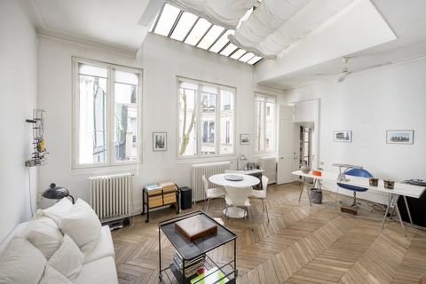 Exclusively: apartment located rue Coetlogon in the immediate vicinity of the Luxembourg Gardens in an old building from 1860 of good standing, apartment on the 2nd floor with a lift. FOR SALE - PARIS 6 - RUE COETLOGON - 62M2 The property is 62 m², i...