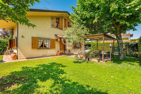 Villa Orazio is an independent villa to renovate for sale in Forte dei Marmi, in an extremely renowned and sought-after street, 850 meters from the sea and not far from the center of the most famous resort in Versilia. This interesting property exten...