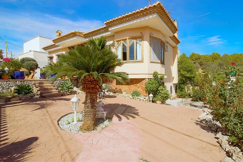Charming rustic style villa with sea views in Central Torremolinos 450m2 built, 6 Bedrooms, 3 Bathrooms and with 2 separate gates allowing to make 2 independent homes for 2 families, on a plot of 850m2. With a low maintenance garden, and a bright and...