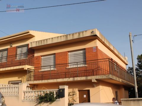 Semi-detached house for sale in the El Priorat de la Bisbal urbanization. With a constructed area of 117 m2 and 97 m2, this house is distributed over two floors. On the ground floor we find the entrance, hall, a bright living room of 23 m2, kitchen, ...