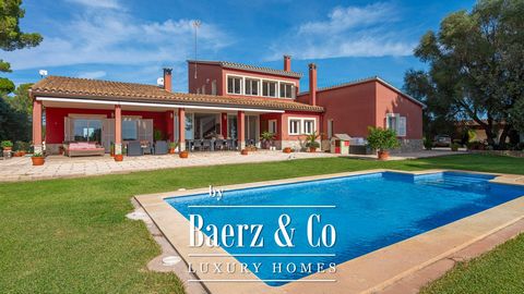 This magnificent Mediterranean finca is located in a quiet area of Son Servera and offers absolute privacy and a fantastic panoramic view to the sea. The property was completely renovated 5 years ago, is located on a plot of almost 93.000,00 m² and o...