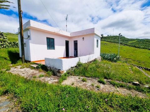 MAISON RUSTIQUE À LA GOMERA À VENDRE. Nous vous offrons cette grande opportunité sur l’île de La Gomera. C’est une maison individuelle à rénover. Il a une superficie de 160 m2 de terrain et 38m2 construits, il dispose de 1 chambre, 1 salle de bain et...