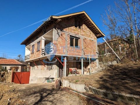 NEDSATT PRIS! Top Estate Real Estate erbjuder dig en massiv tvåvåningsvilla med en vacker panoramautsikt i Tryavna Balkan. Den erbjudna fastigheten ligger i en by som ligger 7 km öster om staden Tryavna, tillgång året runt via asfalt. Villan är en ma...