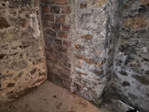Paris 75012 - cellar near Gare de Lyon Rue Parrot, in a well-secured building (Vigik pass on main door, second hall access door with key, caretaker), cellar of 5m², very healthy, well ventilated and without humidity. Electrical outlet nearby. Very lo...