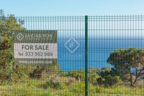 2,000m² plot for sale in Santa Maria, a private urbanisation with security offering the possibility to build a luxury home close to the sea. With just a slight gradient, the plot is ideal for building an exclusive home in Tossa de Mar. Within the urb...