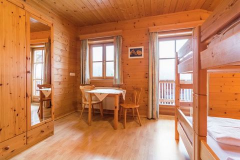 Este chalet de 4 dormitorios se encuentra en el hermoso campo de Großarl. Con una capacidad para albergar a 10 personas, es la estancia ideal para un pequeño grupo o familias con niños. También hay un remolino y una sauna para que usted se relaja. La...