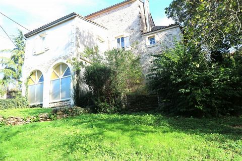 YOU LIKE OLD STONES, THE COUNTRYSIDE...REAL ESTATE SET OF 190 M2 WITH 2 HOUSES ON A BEAUTIFUL SPORTED PARK OF 3000 M2. HAMLET 15 MINUTES FROM COULON AND 20 MINUTES FROM NIORT. Ideal real estate complex of gites, bed and breakfast or guest house compo...