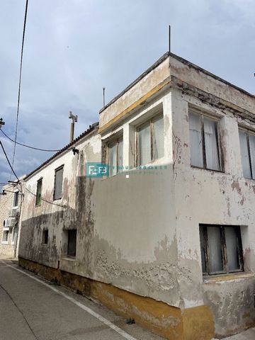 Location: Šibensko-kninska županija, Tisno, Tisno. TISNO - For sale, an old stone house in a row, located in the very center of Tisno, only 30 m from the sea! The house is for complete reconstruction. Great potential for future investment in tourist ...