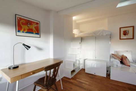 This bright 31 m² studio is located in Cité Dupetit Thouars in the 3rd arrondissement of Paris. It is on the 6th floor of a building of the 18th century WITHOUT elevator. It offers all the modern comfort to accommodate 1 person for leisure or busines...