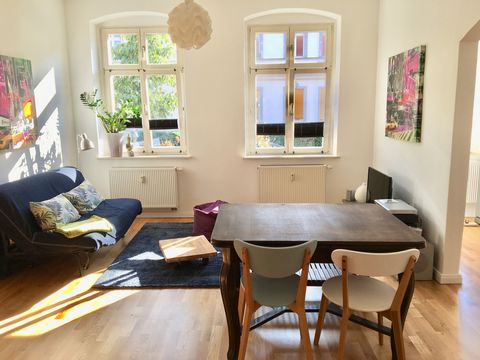 This apartment is located in the beautiful Weberviertel in Potsdam. Quiet in a small side street but centrally located. In a few minutes walk you can reach S-Bahn, bus and streetcar and the park Babelsberg. The apartment is ideal for families, smalle...