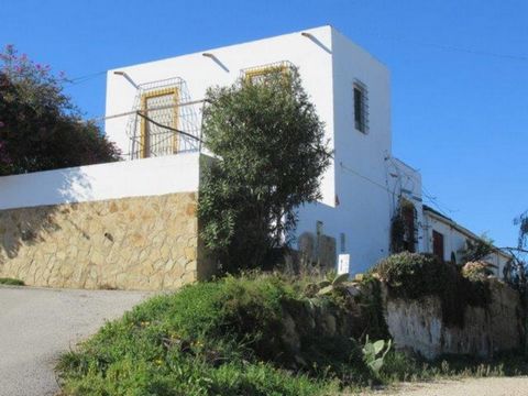 Beautiful traditional farmhouse, or cortijo, with a special charm in lovely countryside just outside Mojácar Pueblo and only a five-minute drive from the beach. The two-storey house is perfectly preserved and retains some of its original features. Fr...